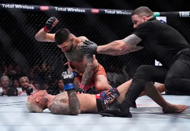 Ilia Topuria Raja Baru UFC, Bikin KO Spektakuler Lawan Charles Oliveira